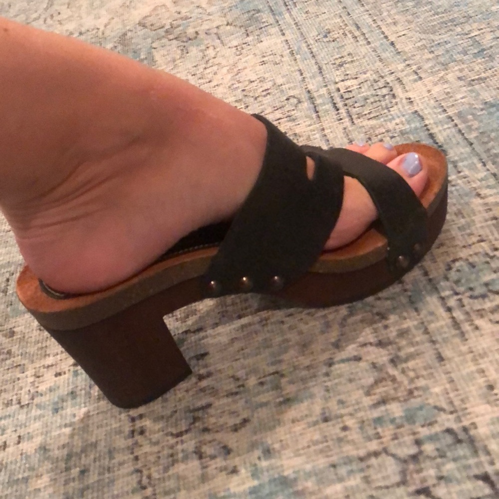 Sbicca black leather platform sandals